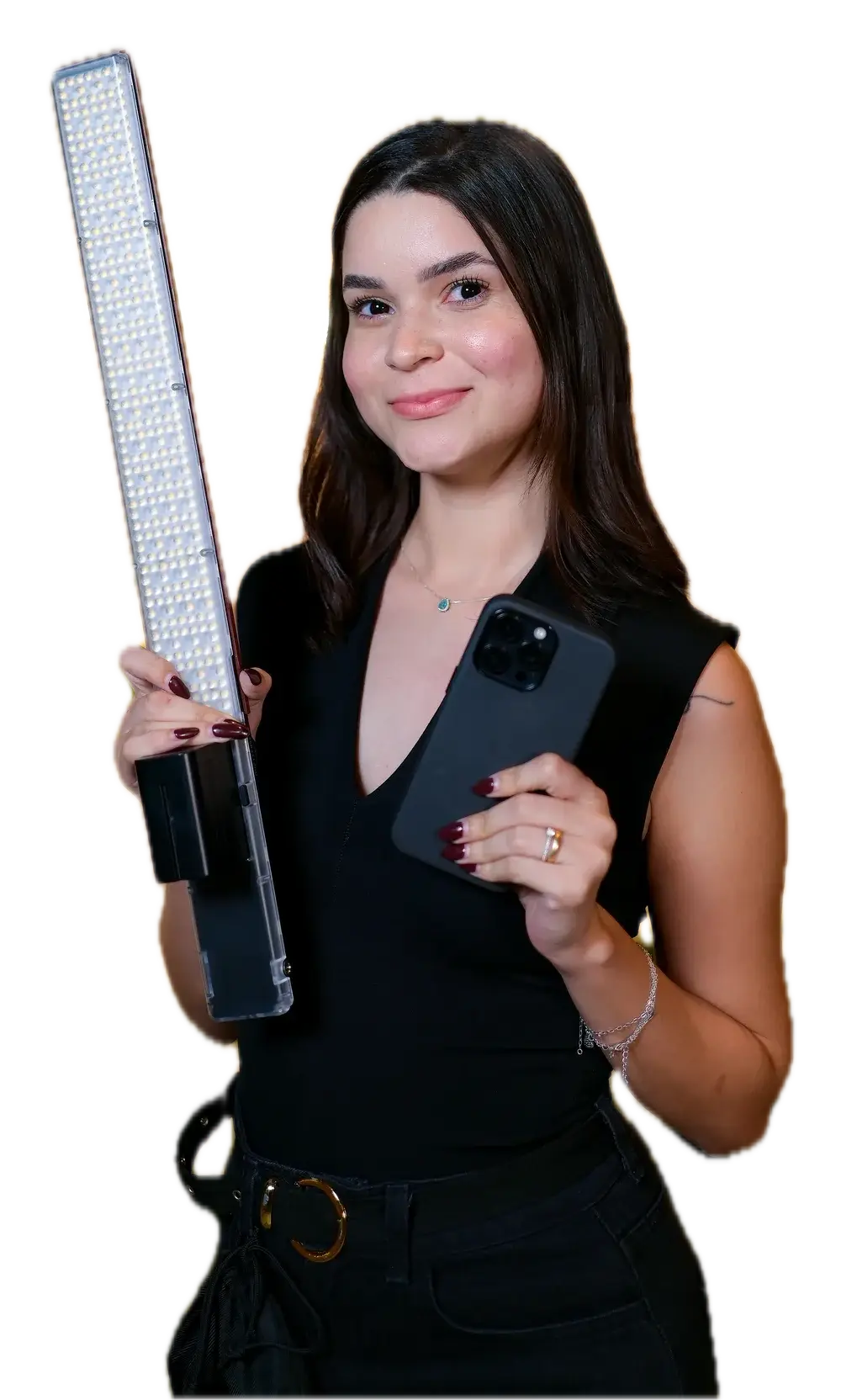 Pâmella de perto, com o celular, sobre luzes douradas desfocadas.